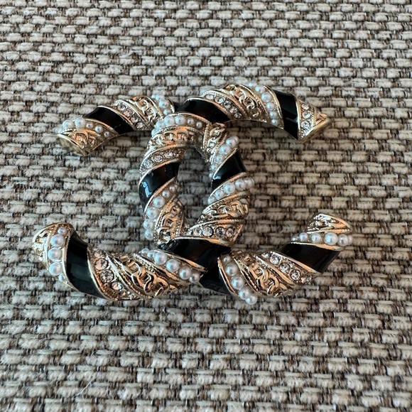 Chanel Cruise Collection 2021 CC Gold Pearl Crystals & Black Enamel Large Brooch - Picture 1 of 2